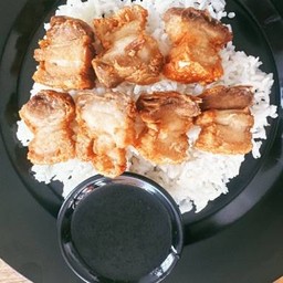 ข้าวหมูกรอบซอสน้ำปลา