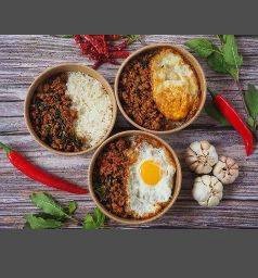 กระเพราหมูสับไข่ดาว