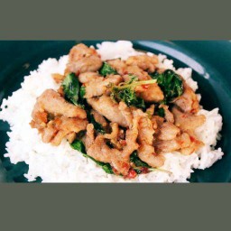 กระเพราหมูชิ้น