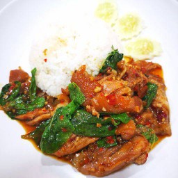 ข้าวกระเพราขาหมูเด้ง
