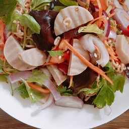 ยำมาม่าหมูยอ