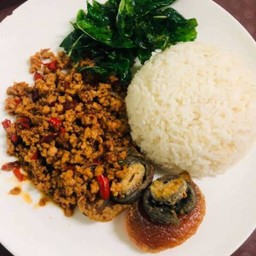 ข้าวกะเพราไข่เยี่ยวม้า