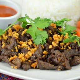 ข้าวราดเนื้อสับกระเทียมพริกไทย