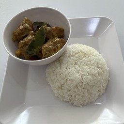 ข้าวกระดูกหมูคั่วพริกแกงใต้ แถมน้ำซุปหมู