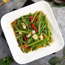 ผัดผักบุ้งไฟแดง Stir fried morning glory