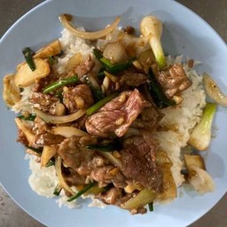 ข้าวเนื้อชิ้นผัดพริกทัยดำ