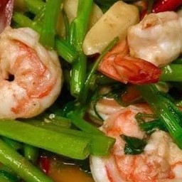 ผัดผักบุ้งกุ้งราดข้าว