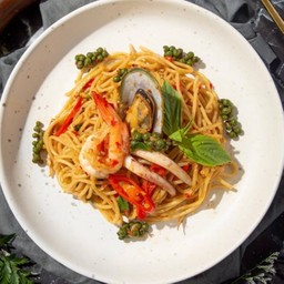 สปาเก็ตตี้ ขี้เมาทะเล Seafood spaghetti with  basiland and chili ( drunken spaghetti )