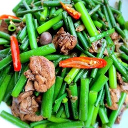ผัดดอกหอมเครื่องในไก่ราดข้าว