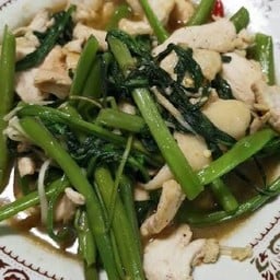 ผัดผักบุ้งไ่ก่ราดข้าว
