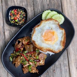 กะเพราเนื้อตุ๋นราดข้าว