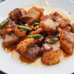 ข้าวหมูกรอบผัดพริกขี้หนู