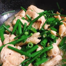 ผัดดอกหอมไก่ราดข้าว