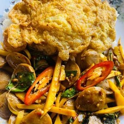 ข้าวกะเพราใส่หน่อไม้เหลือง ( เลือกเนื้อสัตว์ได้ )