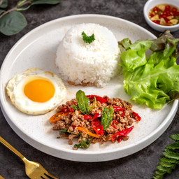 ข้าวกระเพราเนื้อ + ไข่ดาว Rice with Stir Fried Beef Basil Fried Egg