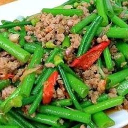 ผัดดอกหอมหมูสับราดข้าว
