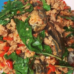 ข้าวกระเพราหมูสับไข่เยี่ยวม้า