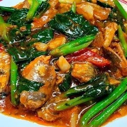 คะน้าปลากระป๋องราดข้าว