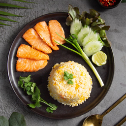 ข้าวผัดไข่แซลม่อน Egg Fried Rice + Salmon