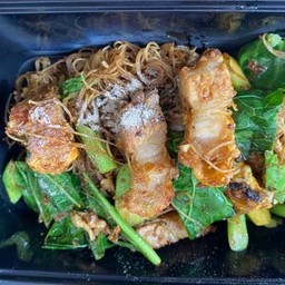 ผัดซีอิ้วเส้นหมี่หมูกรอบ