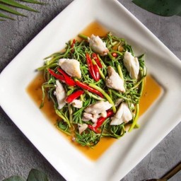 เนื้อปูผัดผักกระเฉด Stir fried crab with water mimosa