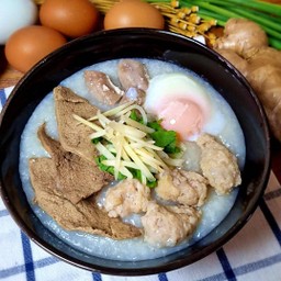 โจ๊กจ๋า หมูเด้ง เครื่องใน ไข่ลวก