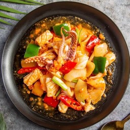ปลาหมีกผัดไข่เค็ม Stir fried squid with salted egg