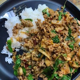 ข้าวกะเพราหมูสับ+หน่อไม้ดอง