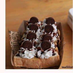ขนมปังปิ้ง ไซร์จำโบ้ หน้าวิปปิ้งครีมโอริโอ้ราดซอสช็อกโกแลต