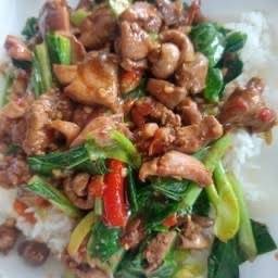 ผัดคะน้าเครื่องในไก่