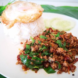 กะเพราพริกแห้งโบราณราดข้าว