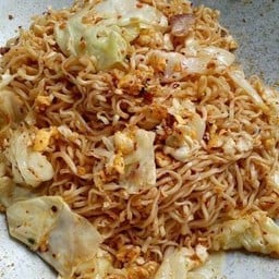 ผัดมาม่าไข่หมูสับ