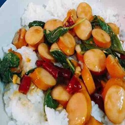 ข้าวราดผัดไส้กรอก