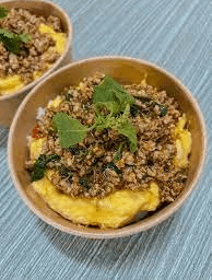 ข้าวผัดกระเพราหมูสับไข่ข้น