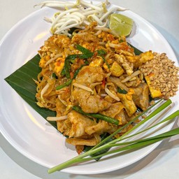 ผัดไทย 8 เซียน หมูนุ่ม (เผ็ด)