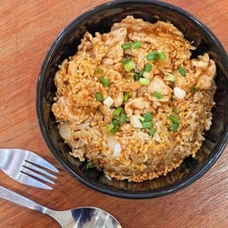 ผัดกระเทียมพริกไทยราดข้าวผัดกระเทียม