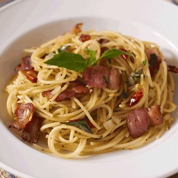 สปาเก็ตตี้ผัดพริกแห้งเบค่อน
