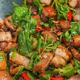 กระเพราหมูกรอบ (กับข้าว)