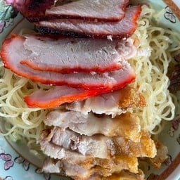 บะหมี่น้ำใสหมูแดงหมูกรอบ