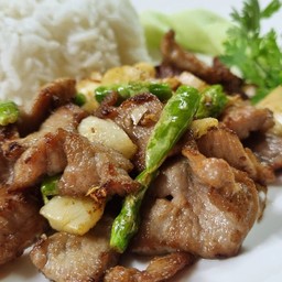 หมูคั่วพริกเกลือราดข้าว