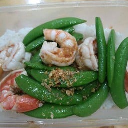 ถั่วลันเตา ผัดกุ้ง ราดข้าว