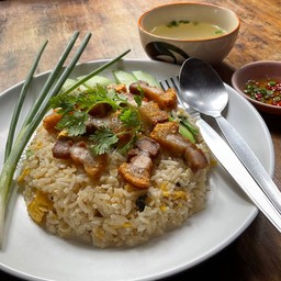 ข้าวผัดหมูกรอบ