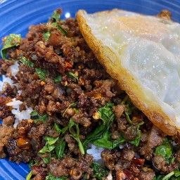 ข้าวกะเพราเนื้อสับไข่ดาว