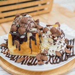 ช็อคโกแลตโทสต์ Chocolate Toast with Chocolate Ice Cream