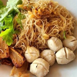 หมี่คลุกลูกชิ้นไก่