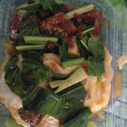 ข้าวคะน้าหมูกรอบไข่ข้น