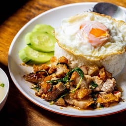 กะเพราหมูกรอบ ราดข้าว