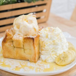 บานาน่าโทสต์ Banana Toast with Vanilla Ice Cream