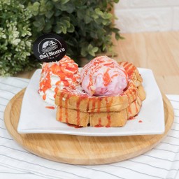 มินิโทสต์สตอเบอร์รี่ Mini Toast Strawberry with Strawberry Ice Cream