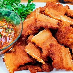 สามชั้นทอดน้ำจิ้มแจ่ว   (ราดข้าว)